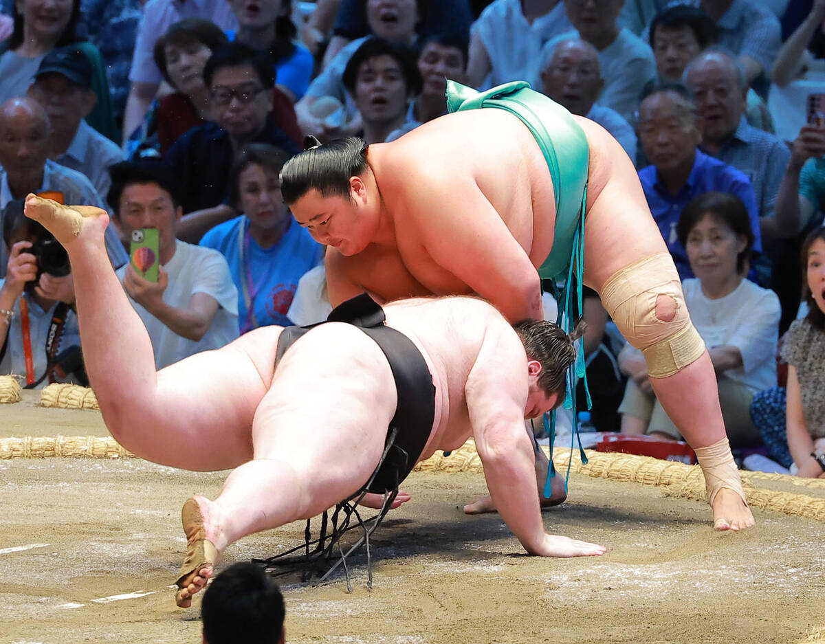 Kotozakura Escapes Kadoban Status on Day 13 by Defeating Shishi