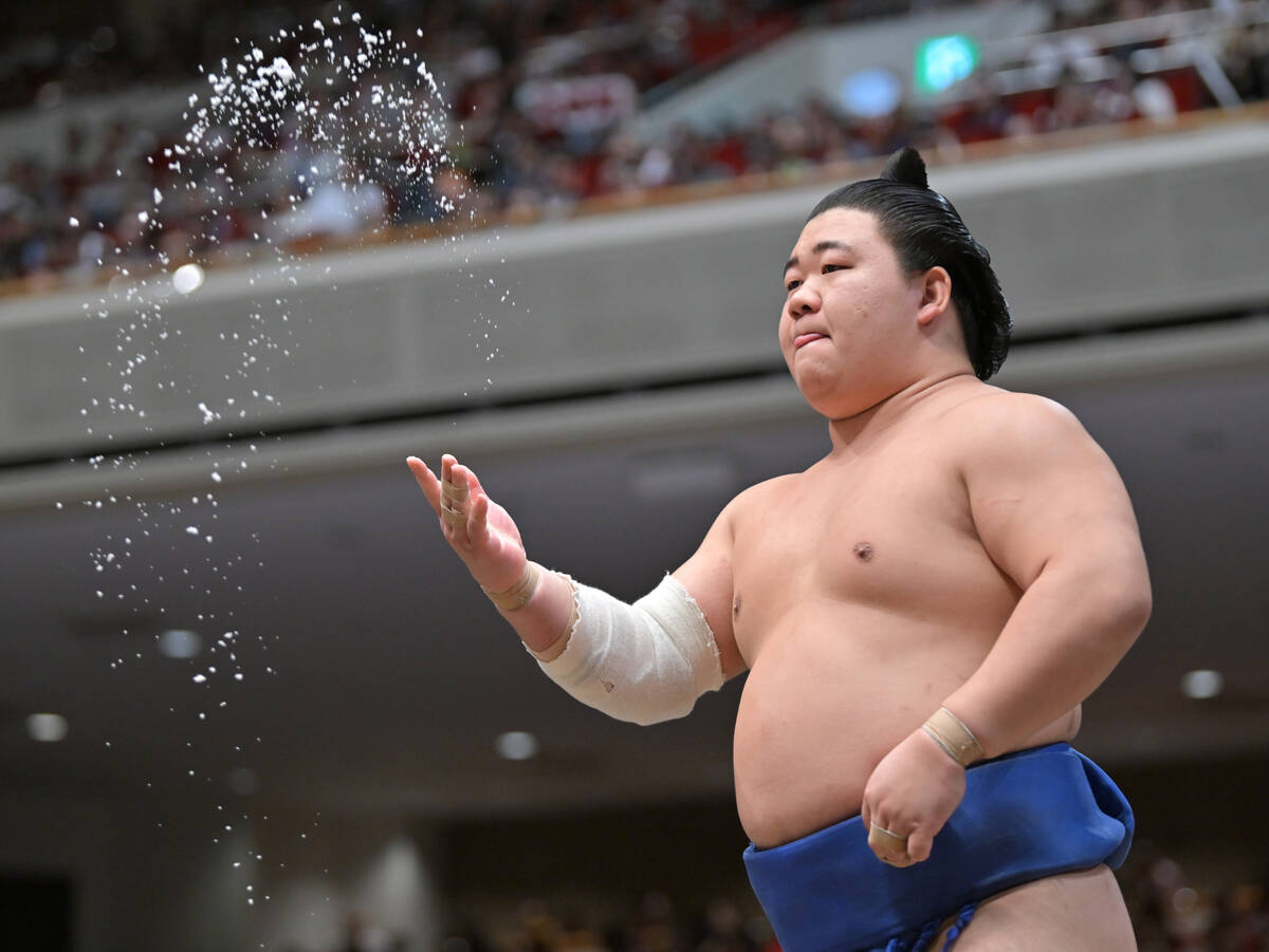 21-Year-Old New Sekiwake Fujinokawa Defeats 36-Year-Old Takayasu